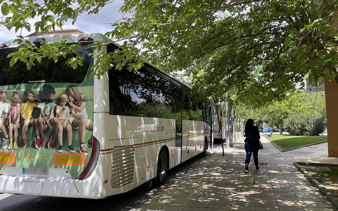 Imagen de archivo de un autobús de Hife operando una línea escolar en Alcañiz./ María Celiméndiz