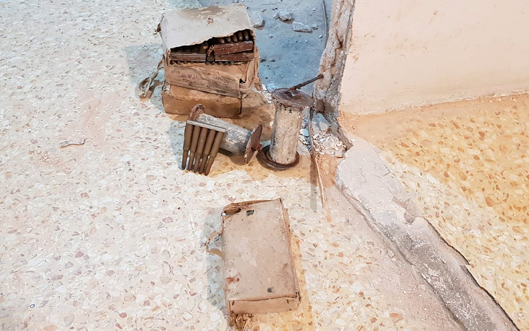 Se hallaron 50 peines con varios cartuchos, por lo que habría en total en torno a 300 o 400 balas./ J.M.A.