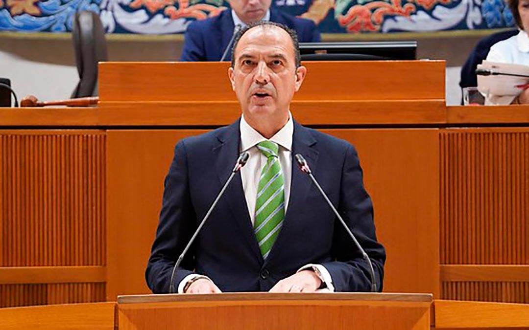 El consejero de Sanidad, José Luis Bancalero, este jueves en el pleno de las Cortes de Aragón ./DGA