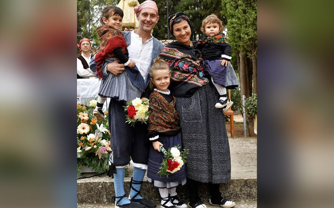 Beatriz Royo junto a su familia en durante las pasadas fiestas patronales de Alcañiz./ RRSS