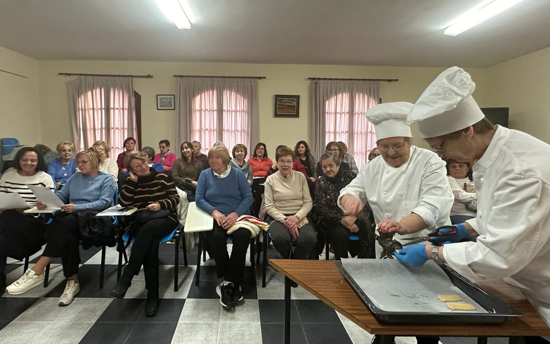 Pilar Guimerá y Teresa Julián han sido las encargadas de elaborar las galletas de la tía Julia Giner./ Eli Diez