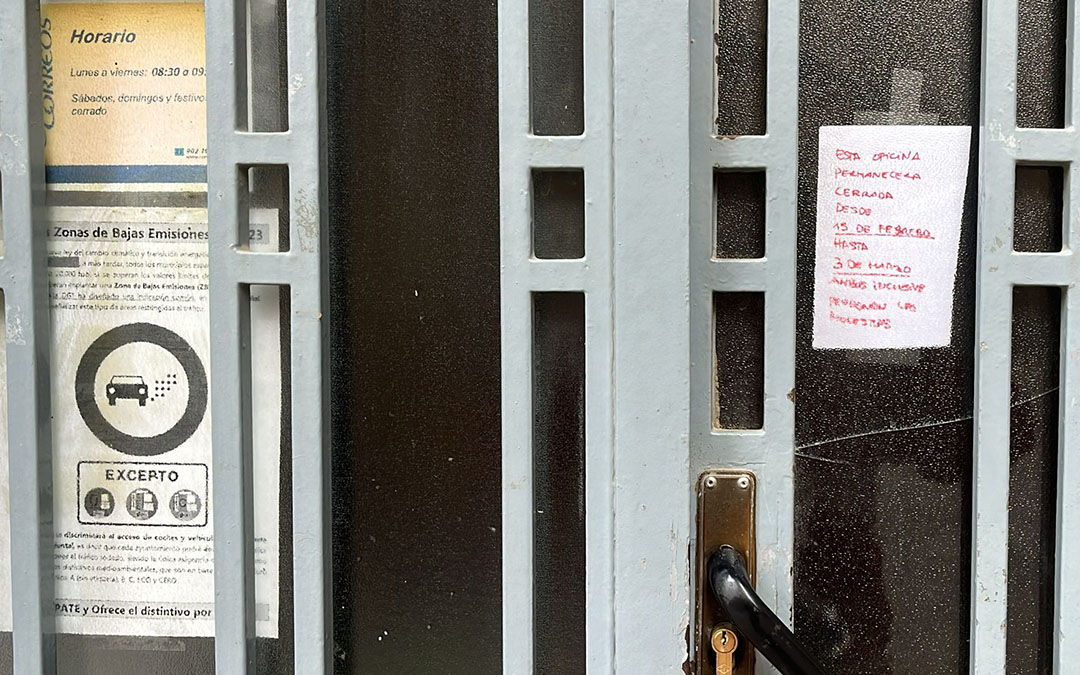 Un cartel informa a los usuarios de la clausura temporal de la oficina./ L.C.