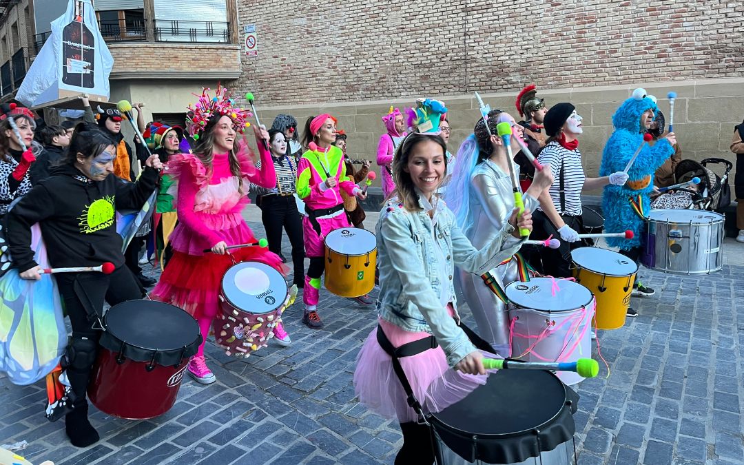 La Batucada Alcabatuk de Alcañiz fue la novedad del desfile de este año en Calanda. Animaron con éxito todo el recorrido./ C.O.