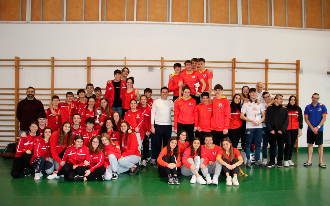 Foto de familia de los nadadores del club,/ CNBA