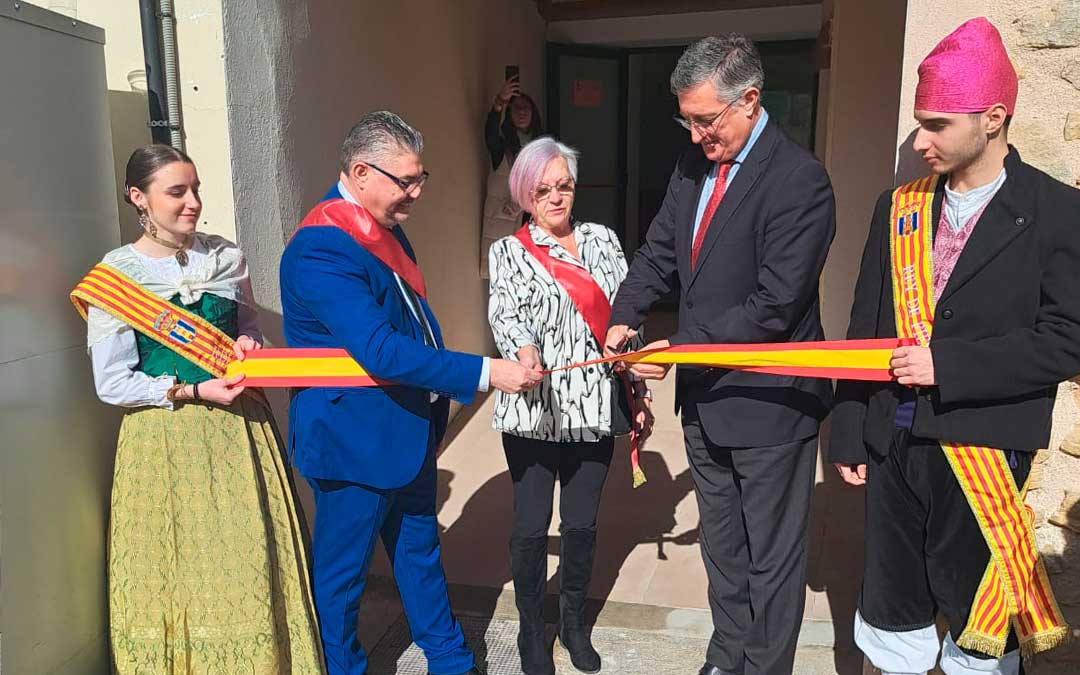 Blasco cortó la cinta inaugural junto el alcalde y la exalcaldesa / L.C.