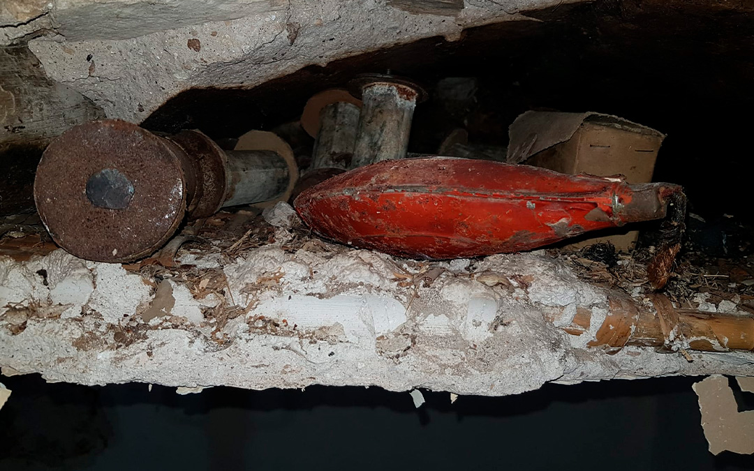 Los artefactos explosivos estaban escondidos en un falso techo de cañizo. La cantimplora de color rojo es en verdad una granada./ J.M.A