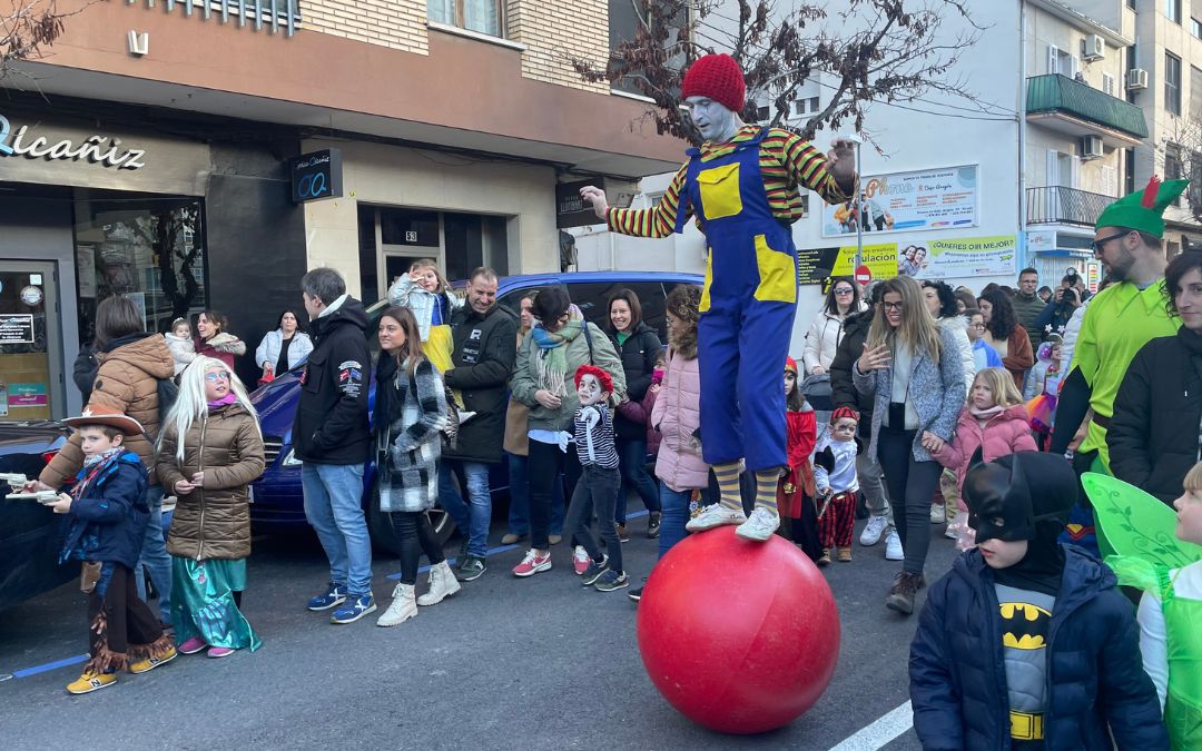 Espectáculo circense en el desfile./ S.F.