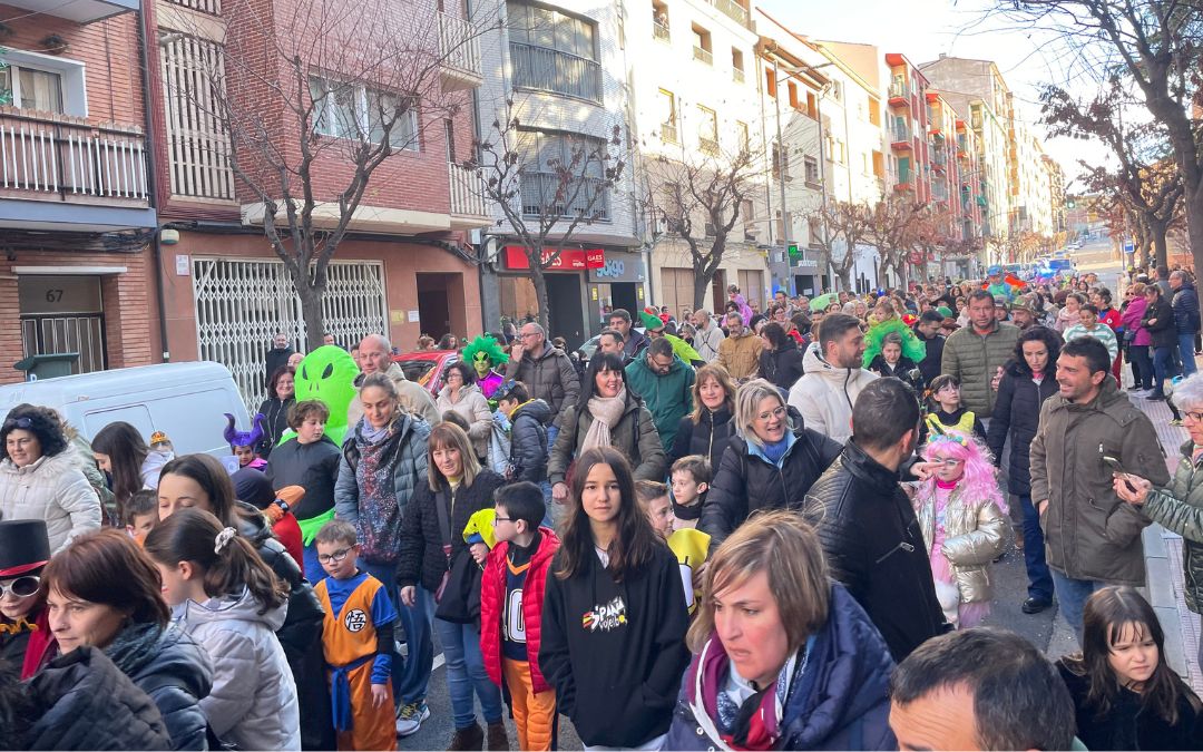 Grupos de amigos y familias han participado en el desfile infantil de Carnaval./ S.F.