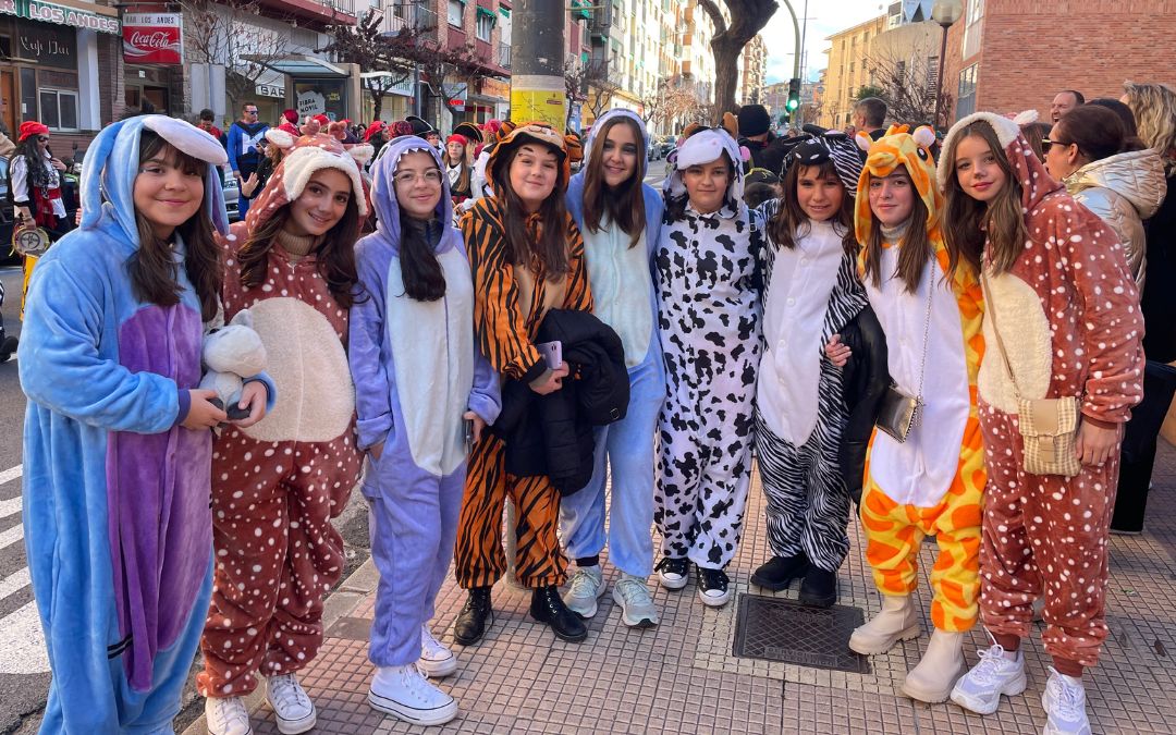 Grupo de amigas en el desfile./ S.F.