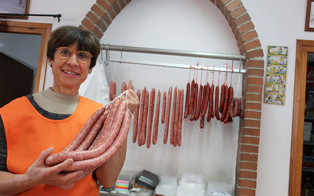 Pili Esteban, este jueves detrás del mostrador de Rosique-Esteban, desde donde ha servido carne los últimos 42 años./ B.S.V.