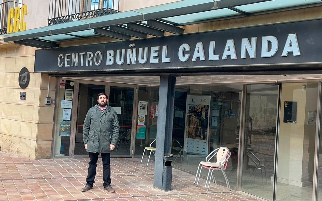 José Ángel Galve, portavoz del PSOE en el Ayuntamiento de Calanda, ante la puerta del Centro Buñuel Calanda./ PSOE