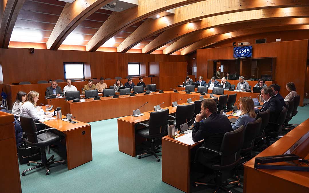 Arranque de la comisión de investigación sobre la tramitación de renovables en las Cortes./Cortes de Aragón
