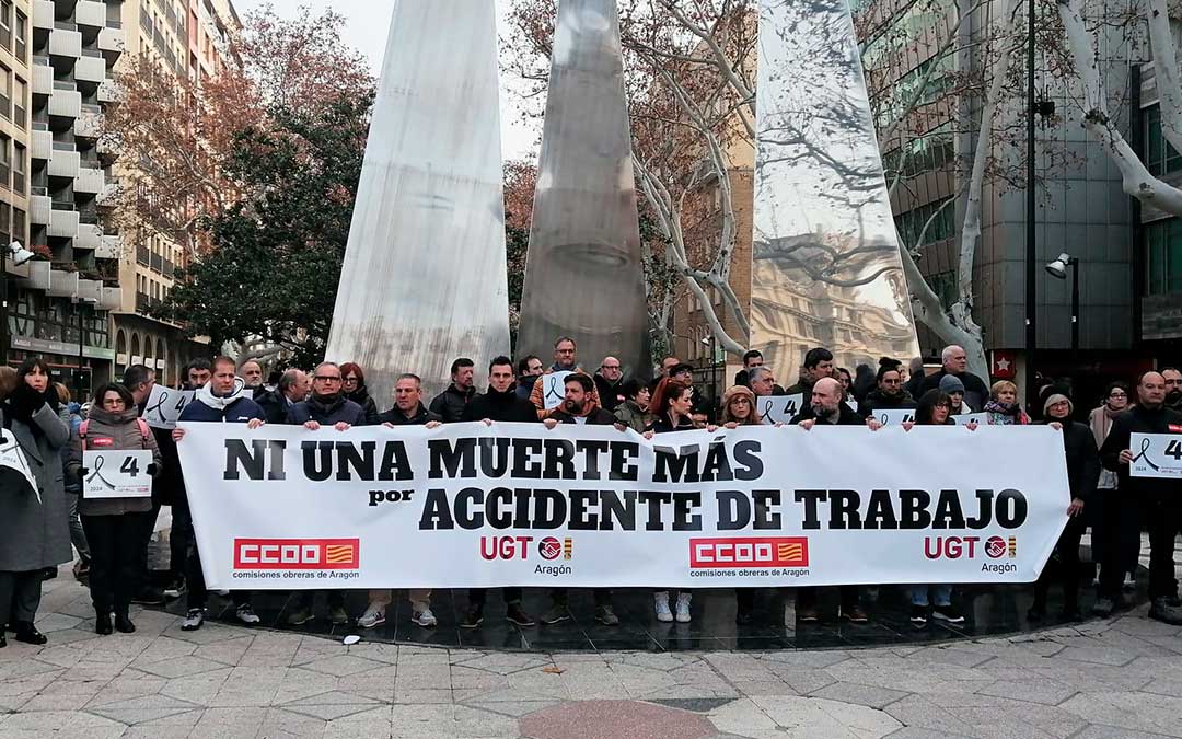 Protesta este lunes en Zaragoza convocada por los sindicatos por las nuevas cuatro muertes laborales este año./ UGT