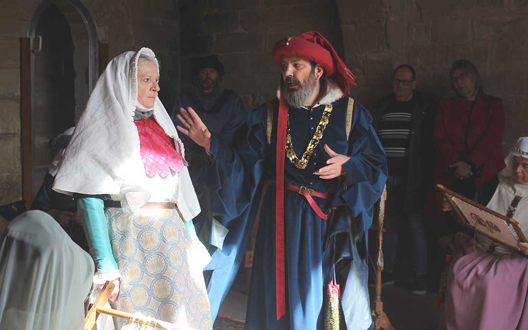 Pedro Palacios mostrando al público cómo se vestía en el 1412 / L. Castel