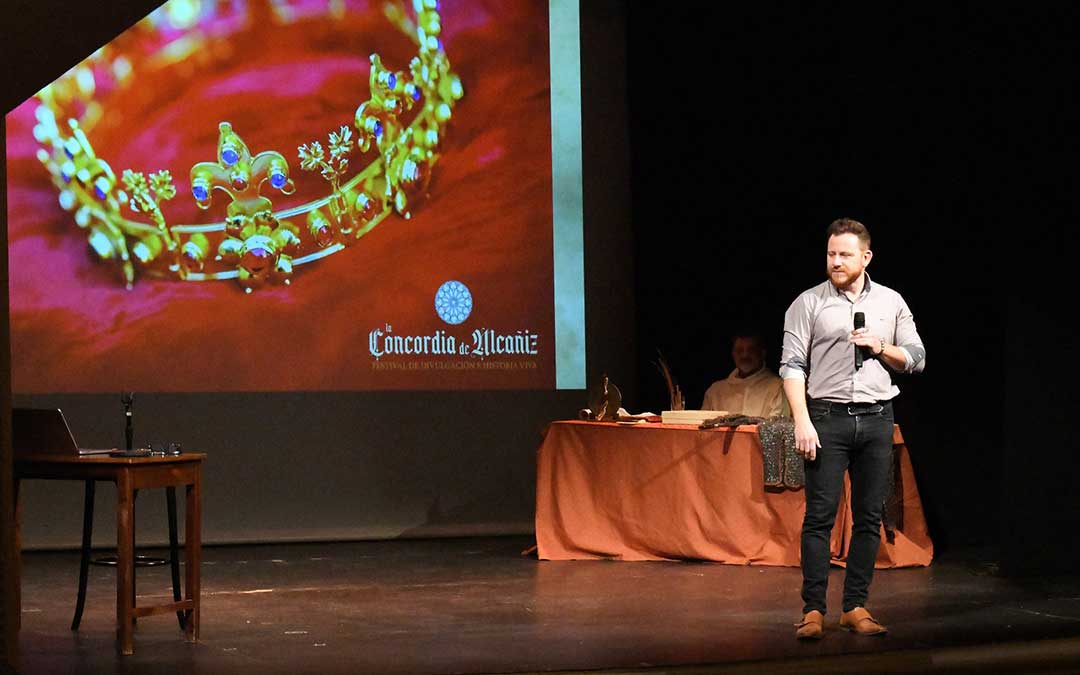 Darío Español en una de las conferencias didácticas para los jóvenes./ Ayto. de Alcañiz