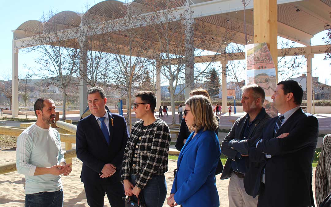 El director del colegio Juan Sobrarias, Eduardo Nuez, explicando la transformación y evolución del centro a la consejera de Educación y las autoridades que han participado en la visita./ L. Castel