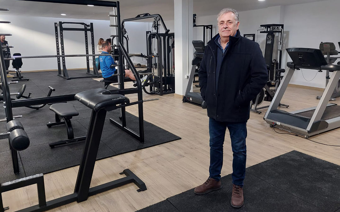 El alcalde de Cretas, Fernando Camps, en las nuevas instalaciones del gimnasio./ J.L.