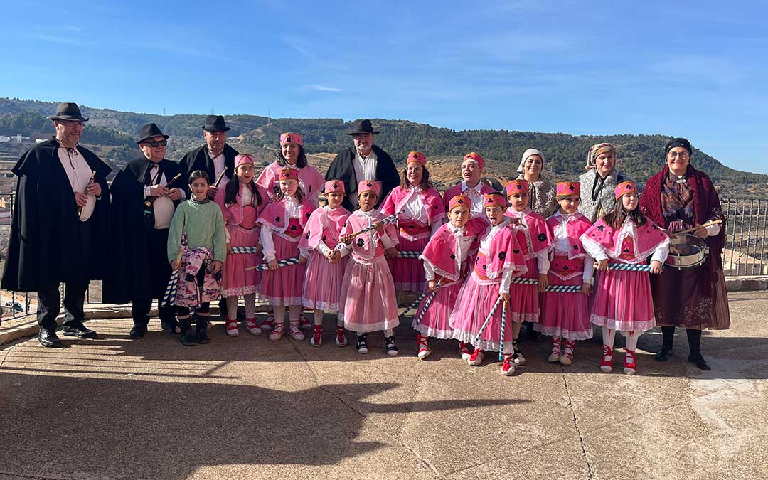 Foto de familia antes de comenzar el dance / L. Castel