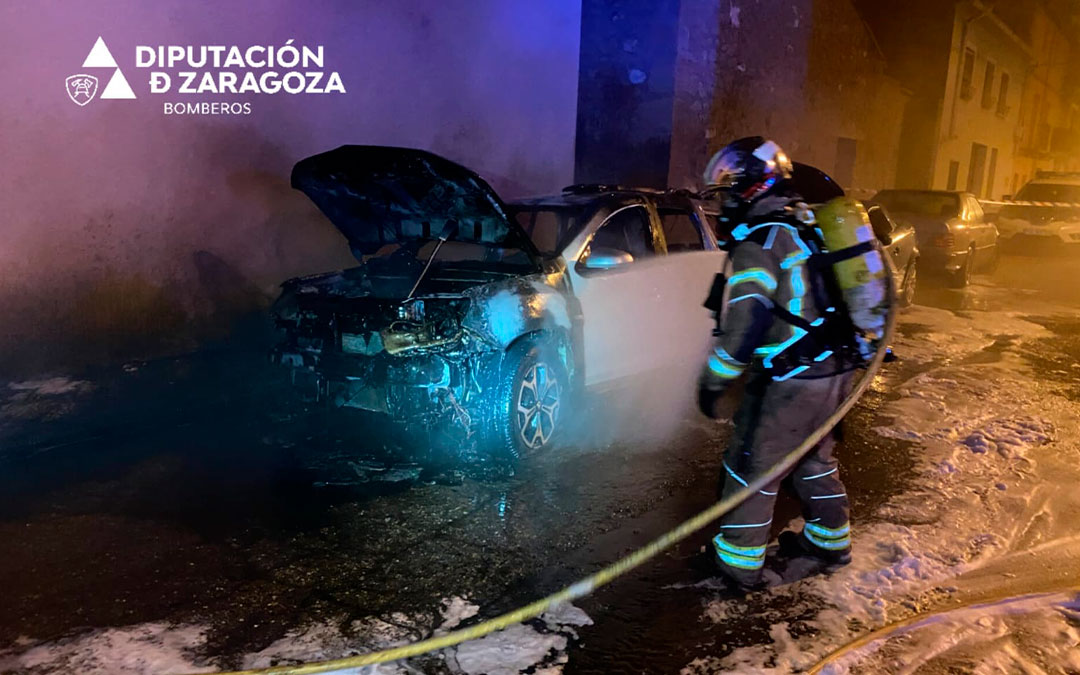 Actuación de los bomberos de la DPZ tras el incendio de varios vehículos en Caspe. / DPZ