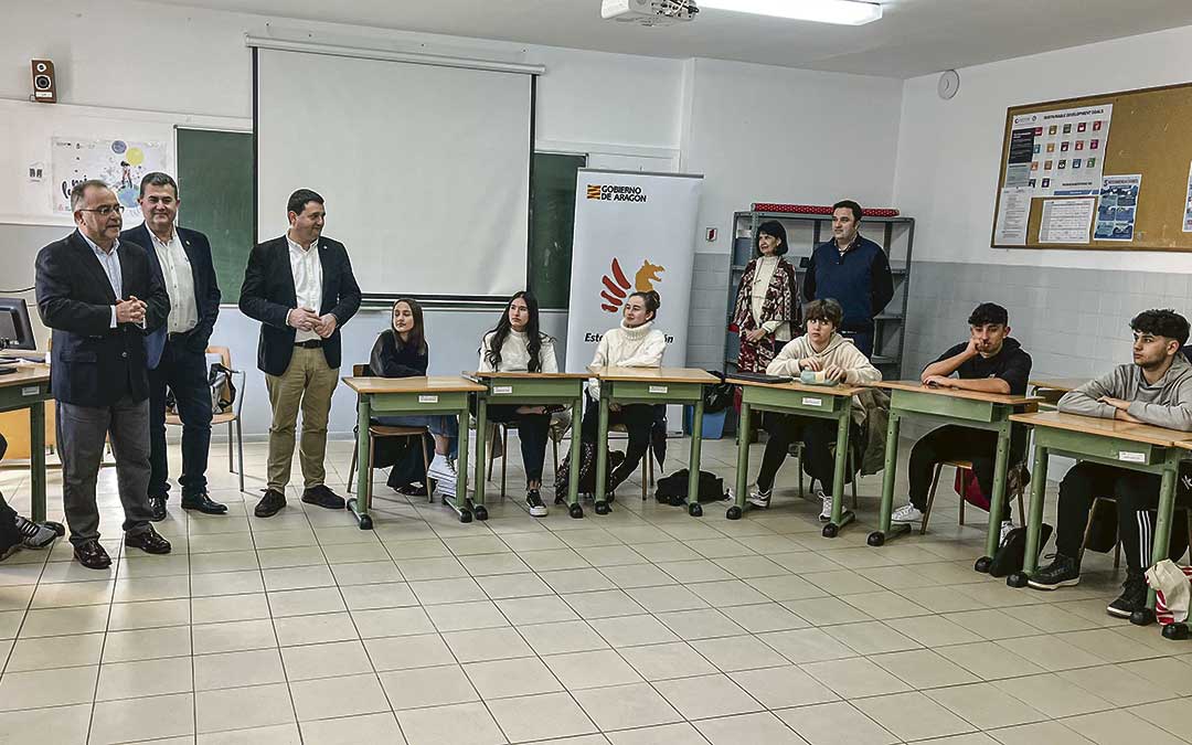 El director general de Desarrollo Estatutario, José María Fuster, ha asistido este lunes a la primera charla para escolares en Alcañiz / L. Castel