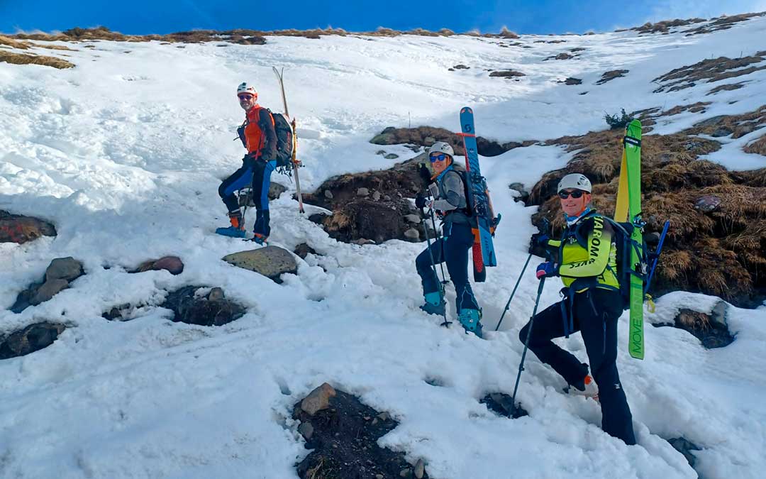 Esquí de montaña para los socios de La Cordada este fin de semana en el valle de Tena. / CM La Cordada
