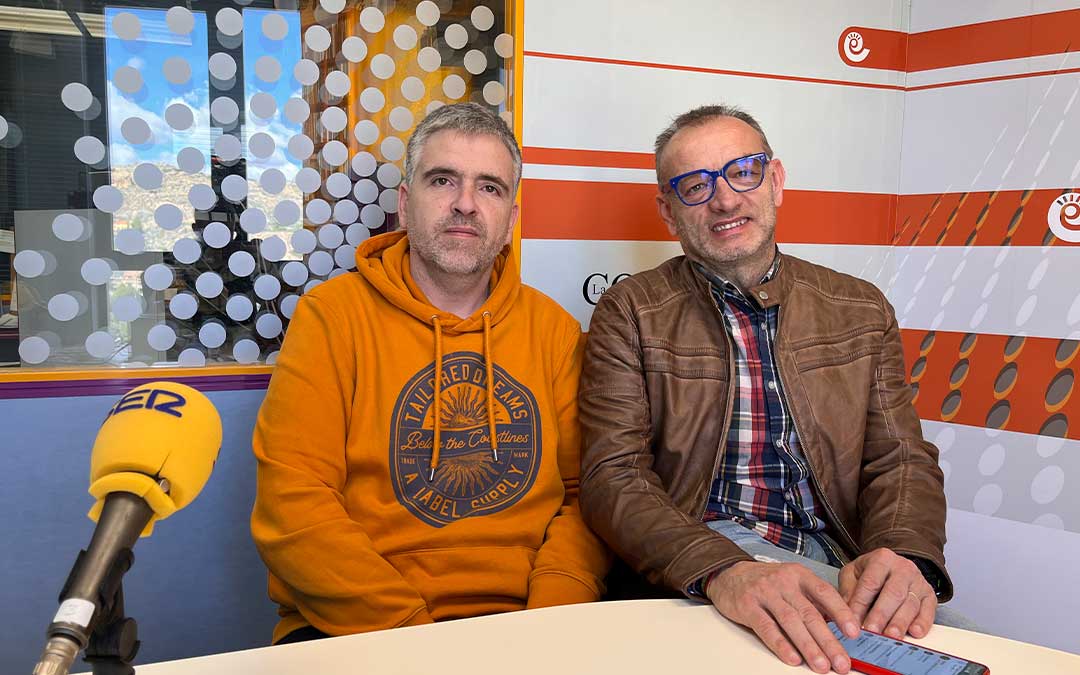 Jorge Estopiñán, presidente del Alcañiz Club Patín, y Rafa Sorribas, director deportivo, en Radio La Comarca. / E.P.