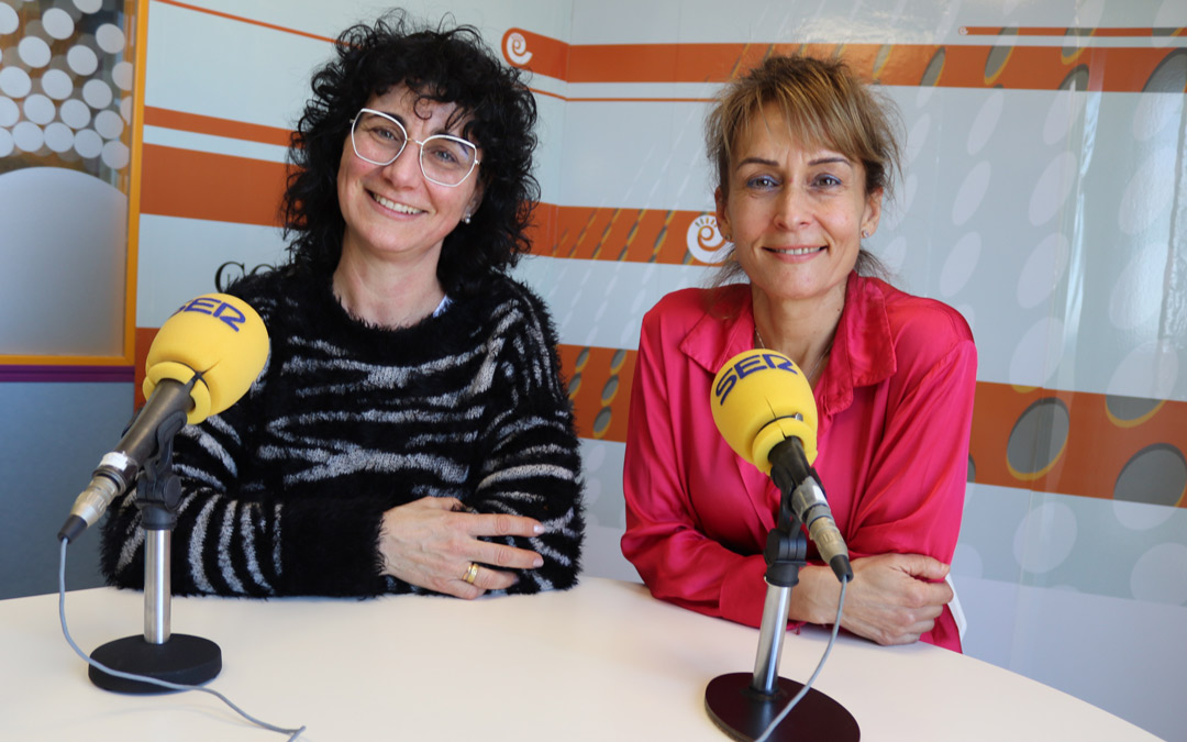 Eva Izquierdo y Eva Narvión hablaron de 'Recuerdos' en el estudio de Radio La Comarca. /N.A.