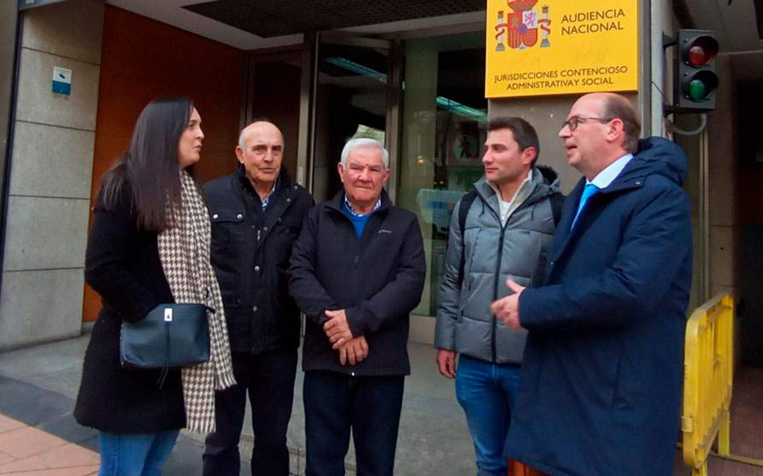 Foto de archivo a las puertas de la Audiencia Nacional en 2024. De izquierda a derecha, Noelia Lorén -viuda de Víctor Caballero-, el padre de esta, Víctor Romero y Óscar Romero -padre e hijo del agente Víctor Romero- y el abogado Mariano Tafalla / Heraldo