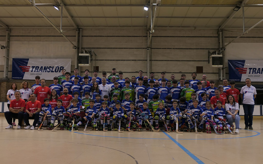 Foto de familia del Alcañiz Club Patín en la temporada 2023/2024. / Eduard Peralta