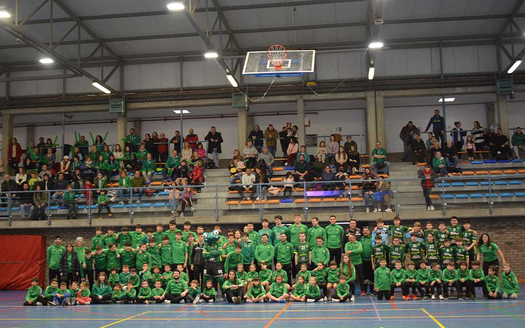 Foto de familia del Balonmano Alcañiz en la temporada 23/24. / Iulia Marinescu