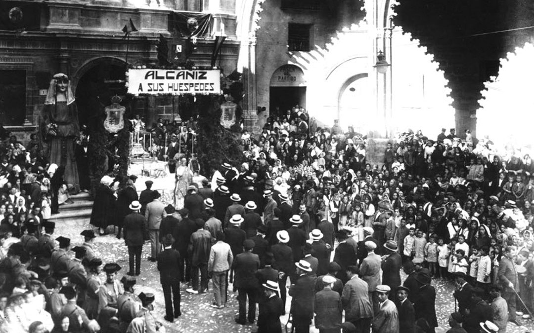 Solemne misa de campaña celebrada el 8 de septiembre de 1924, durante las Fiestas de Alcañiz, con los somatenes formados. El negativo de vidrio aún se conserva en el archivo de la galería fotográfica./ Archivo Garcia Jarque