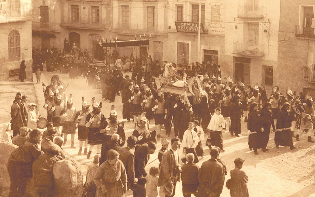 Semana Santa de Alcañiz. Foto de Escuín al paso de la procesión del Santo Entierro y al fondo el letrero «Cepero Fotógrafo»./ Archivo García Jarque
