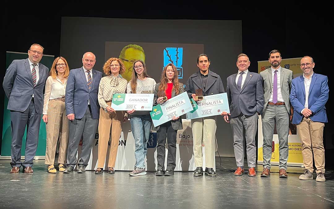 Premiados, autoridades y colaboradores este viernes en el Teatro de Alcañiz / L. Castel