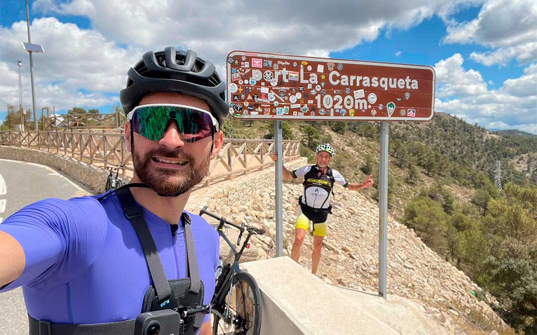 El protagonista junto a su padre en mayo de 2023 durante una salida en bicicleta en Benidorm. / M.G.E.