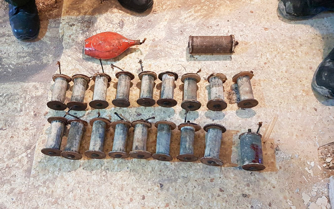 Las 18 granadas eran de fabricación casera. Una de ellas se deslizó por el agujero picado en el falso techo durante la rehabilitación de la casa./ J.M.A.