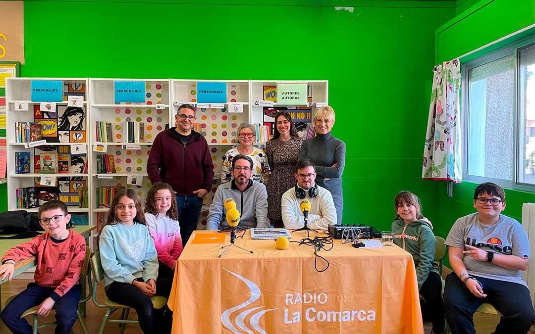 Radio La Comarca ha emitido este martes desde el CRA Bajo Martín en La Puebla de Híjar con motivo del día mundial de la radio. / L.C.