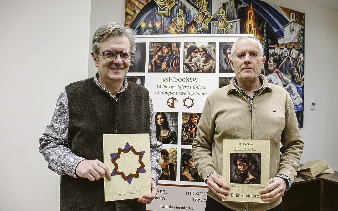 Pablo y José Ignacio Perruca el día de inicio de 'El libro viajero' en Híjar con el dossier de prensa. / B. Severino