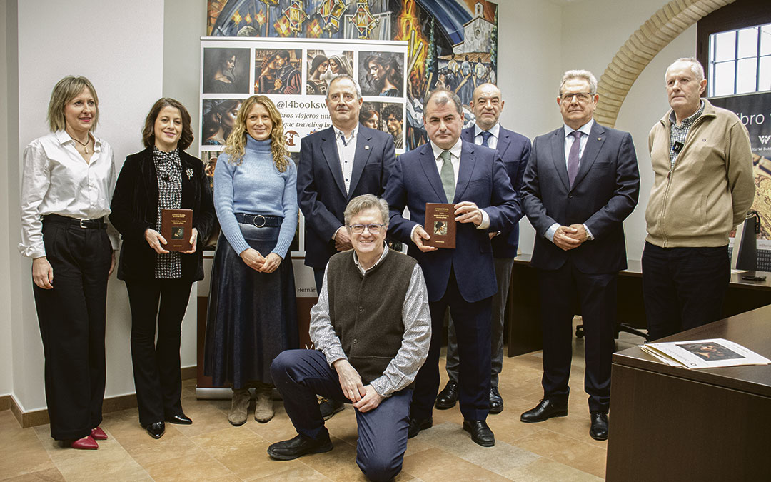 Foto de familia con los editores, la autora y los primeros embajadores que empezarán a mover los libros. / B. Severino