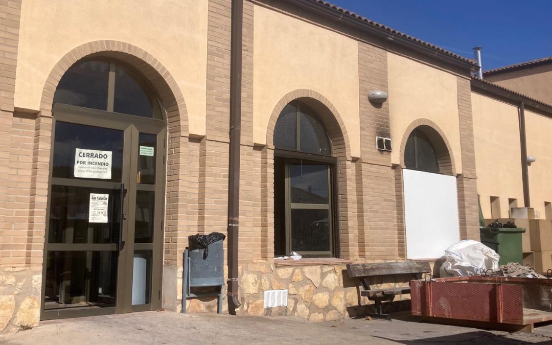 Aspecto actual del Hogar de Personas Mayores de Andorra, con un cartel de 'cerrado por incendio'./ M.G.