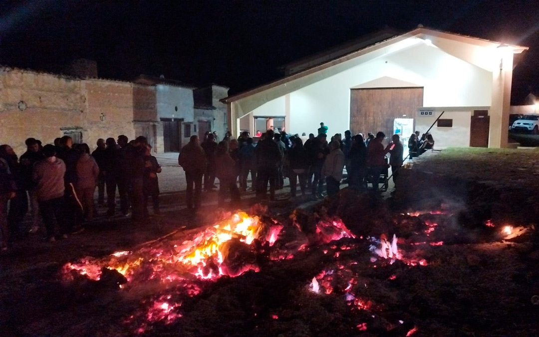 Sobre las brasas de la hoguera también se preparó la cena. /L.C.