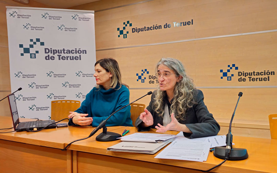 Inmaculada Plaza, directora del Instituto de Estudios Turolenses, ha presentado el programa de trabajo del IET para este 2024, acompañada por la vicepresidenta primera y diputada delegada del IET, Beatriz Martín./ DPT