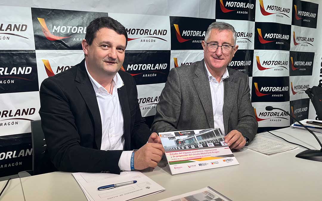 El presidente de Motorland y consejero de Turismo, Manuel Blasco, este miércoles presentando el estudio del impacto de Motorland junto al vicepresidente del circuito y alcalde de Alcañiz, Miguel Ángel Estevan./ L. Castel