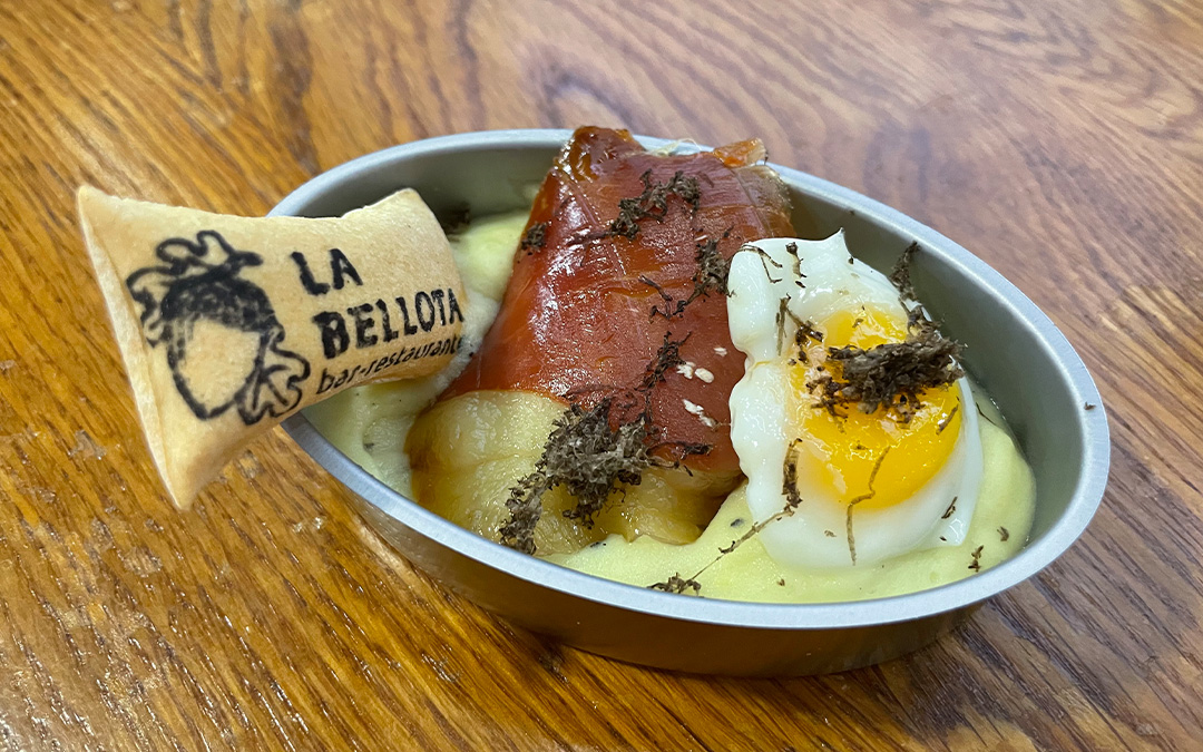 Natalia Muñoz, del restaurante La Bellota de Calanda, eligió una original lata para emplatar su creación./ María Celiméndiz