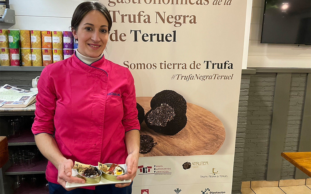 Natalia Muñoz, del restaurante La Bellota de Calanda, eligió una original lata para emplatar su creación./ María Celiméndiz