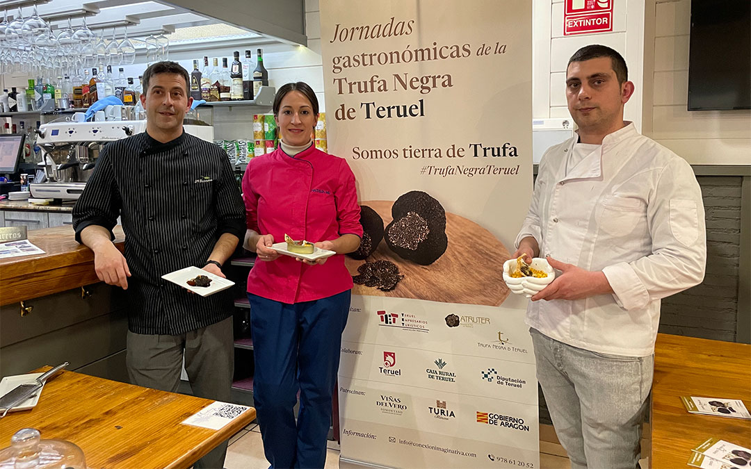 Manuel Barrau, Natalia Muñoz y Juan Antonio Forcén, junto a sus tapas en el Gastrobar Micelios./ María Celiméndiz
