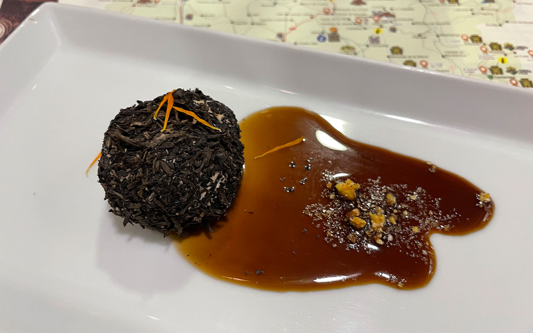 Manuel Barrau, del Gastrobar Micelios, junto a su trampantojo de trufa./ María Celiméndiz