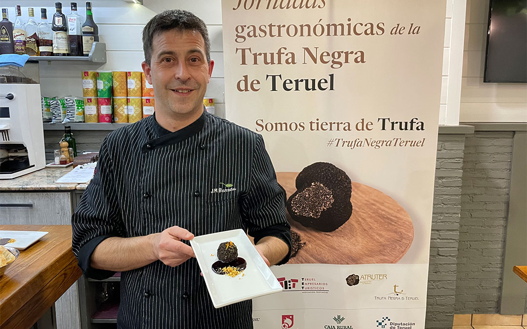 Manuel Barrau, del Gastrobar Micelios, junto a su trampantojo de trufa./ María Celiméndiz