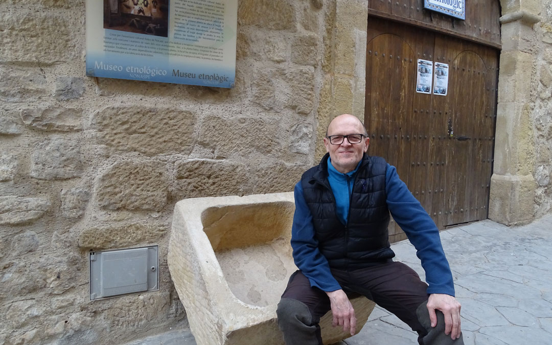 José María Ràfales, presidente de la Asociación Amics de Nonasp en la entrada en la fachada del Museo Etnológico / Alba Zurita