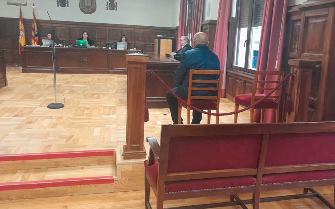 El acusado, de espaldas, en el juicio abierto contra él en la Audiencia Provincial de Teruel./ Heraldo