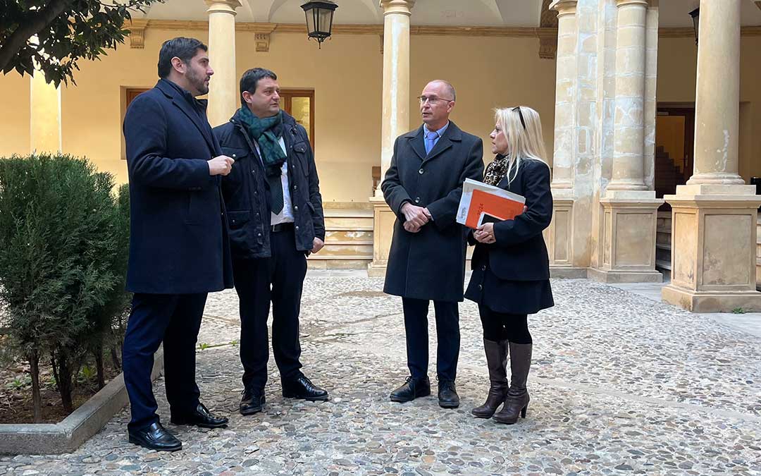 El vicepresidente primero del Gobierno de Aragón, Alejandro Nolasco; y la directora general de Justicia, Esmeralda Pastor; en su visita al Juzgado de Alcañiz este martes junto al alcalde, Miguel Ángel Estevan; y el concejal de Patrimonio Cultural, Carlos Andreu./ L. Castel